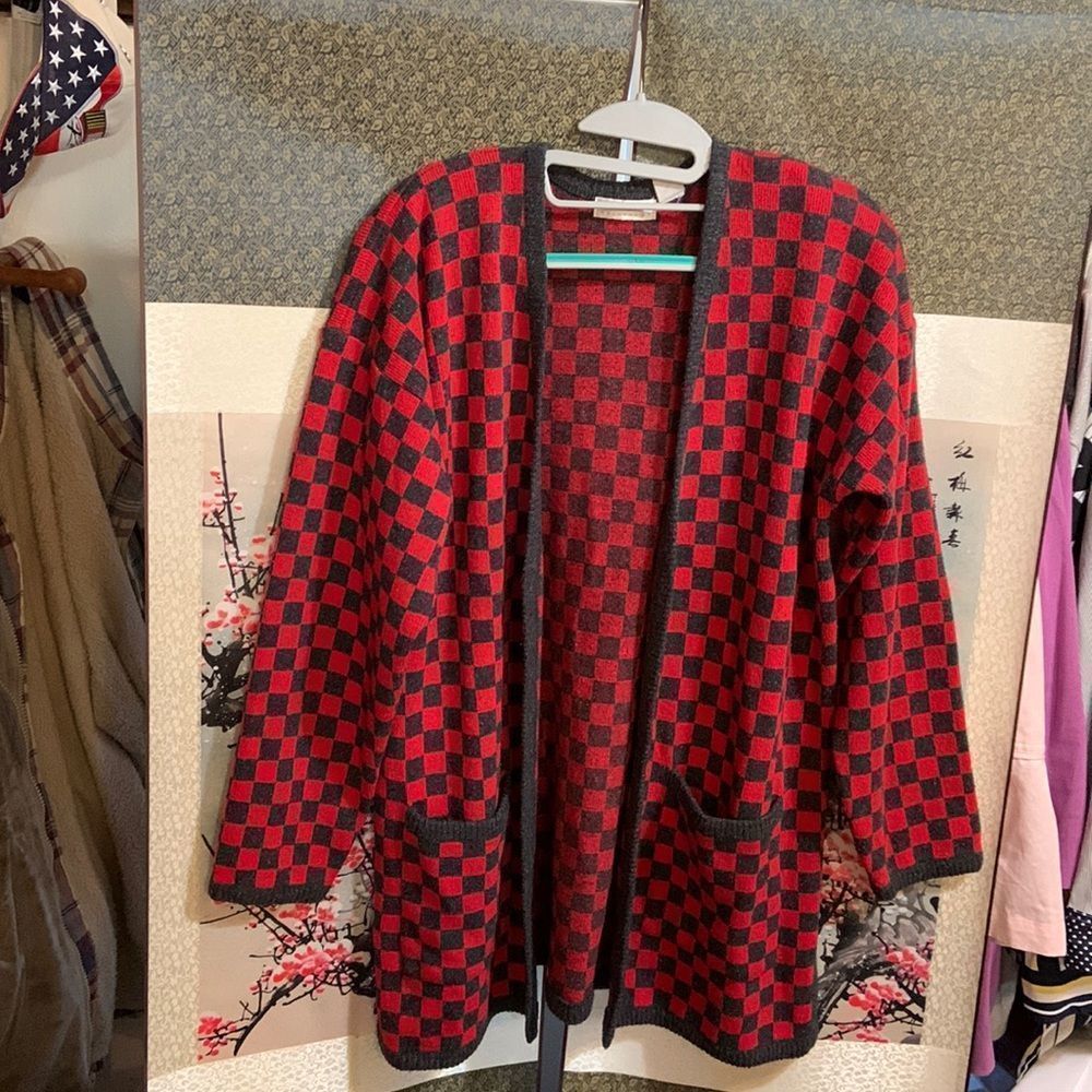 Red and grey plaid pattern sweater. Covers hips. Liz Claiborne M